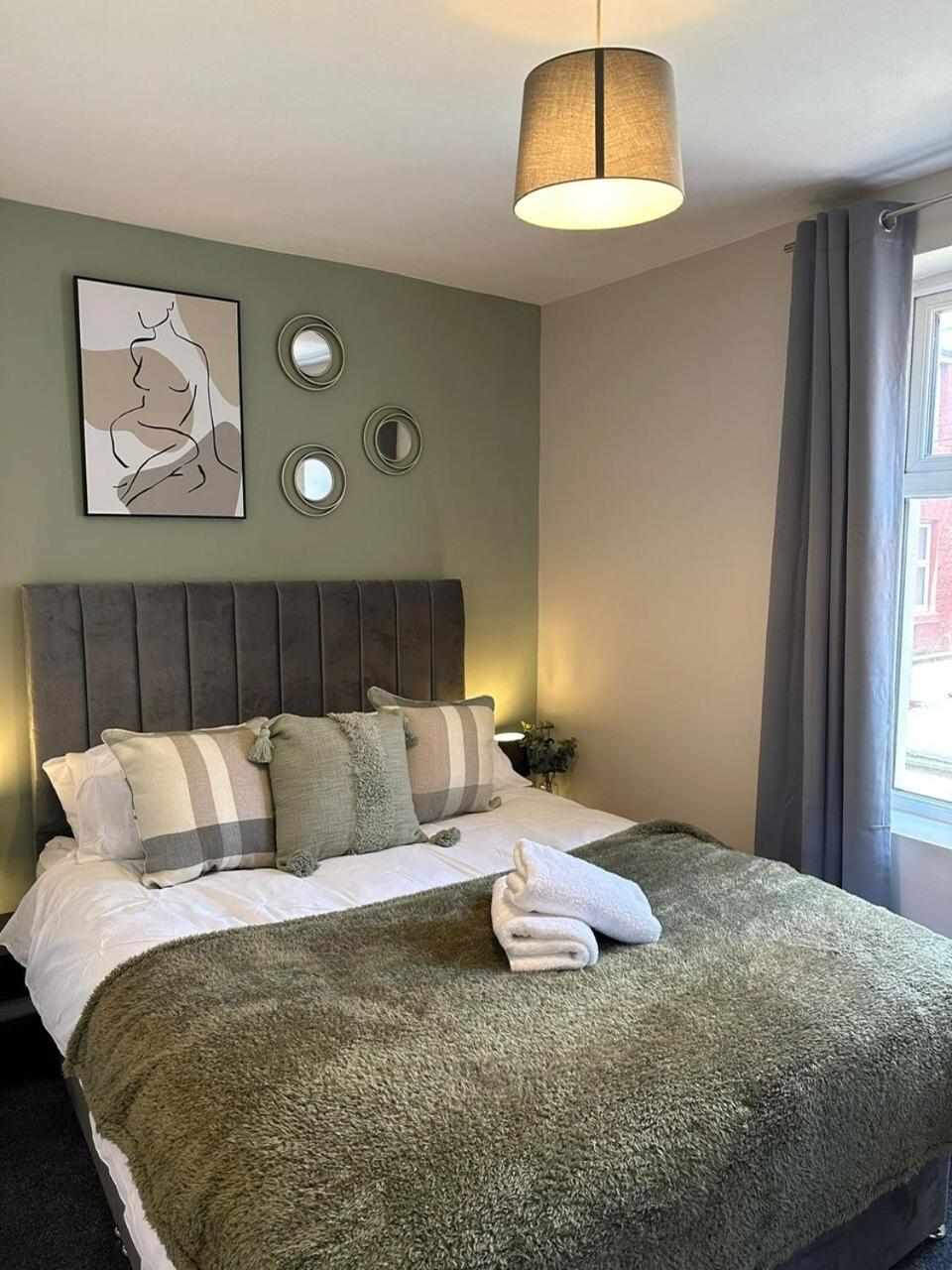 Apartment Abode - Vance Road Star House Blackpool